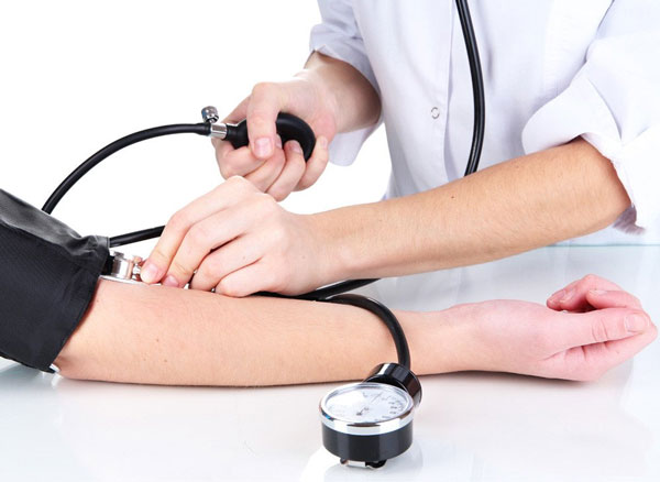Bệnh nhân mắc thoái hóa chất trắng nên kiểm soát huyết áp ổn định ở mức an toàn